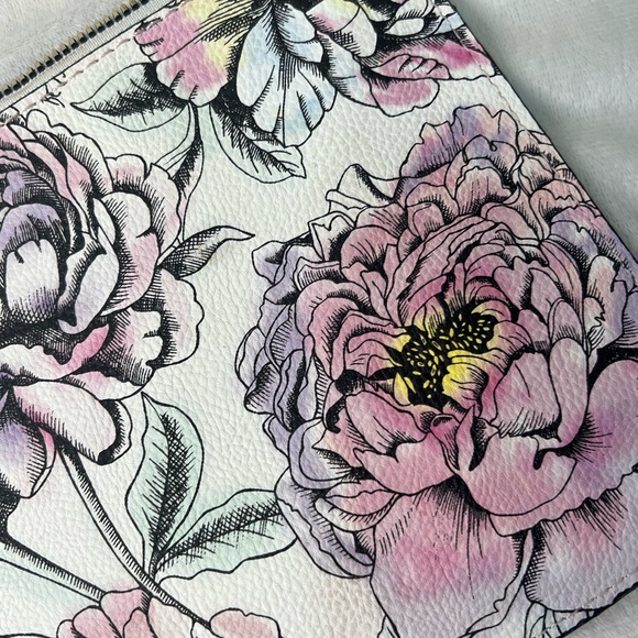 EUC Betsey Johnson Wristlet - Picture 2 of 6